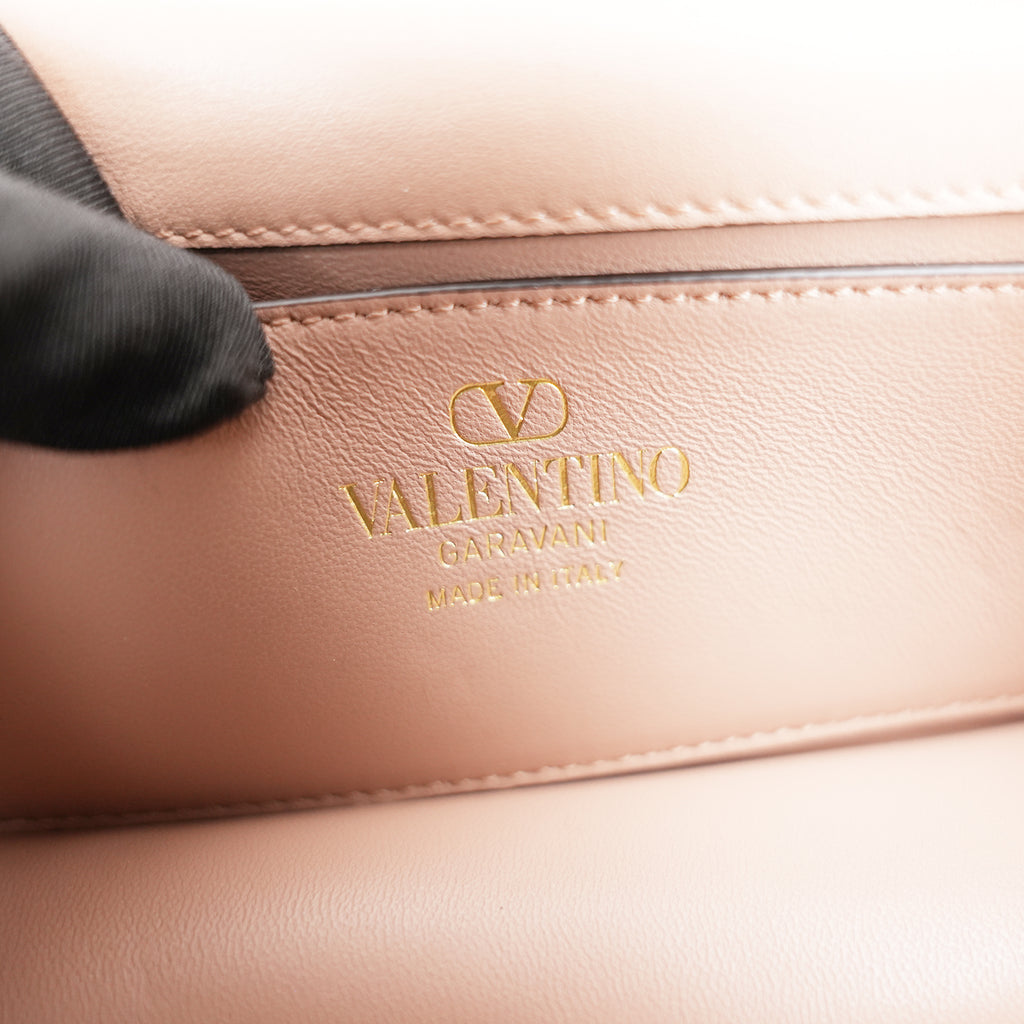 Valentino Garavani VLogo Loco Bag in Pelle Nude con Maxi Logo V e Tracolla a Catena