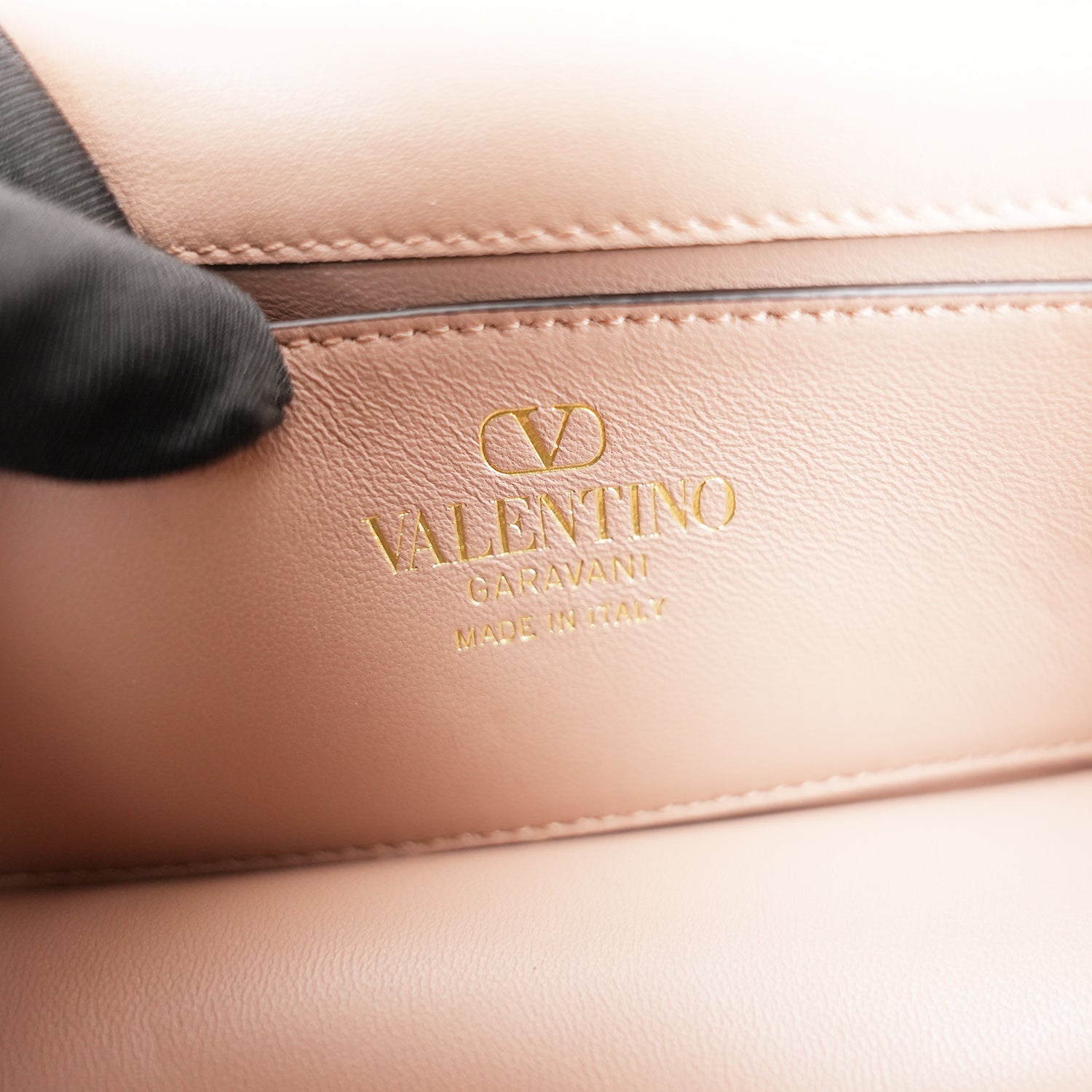 Valentino Garavani VLogo Loco Bag in Pelle Nude con Maxi Logo V e Tracolla a Catena