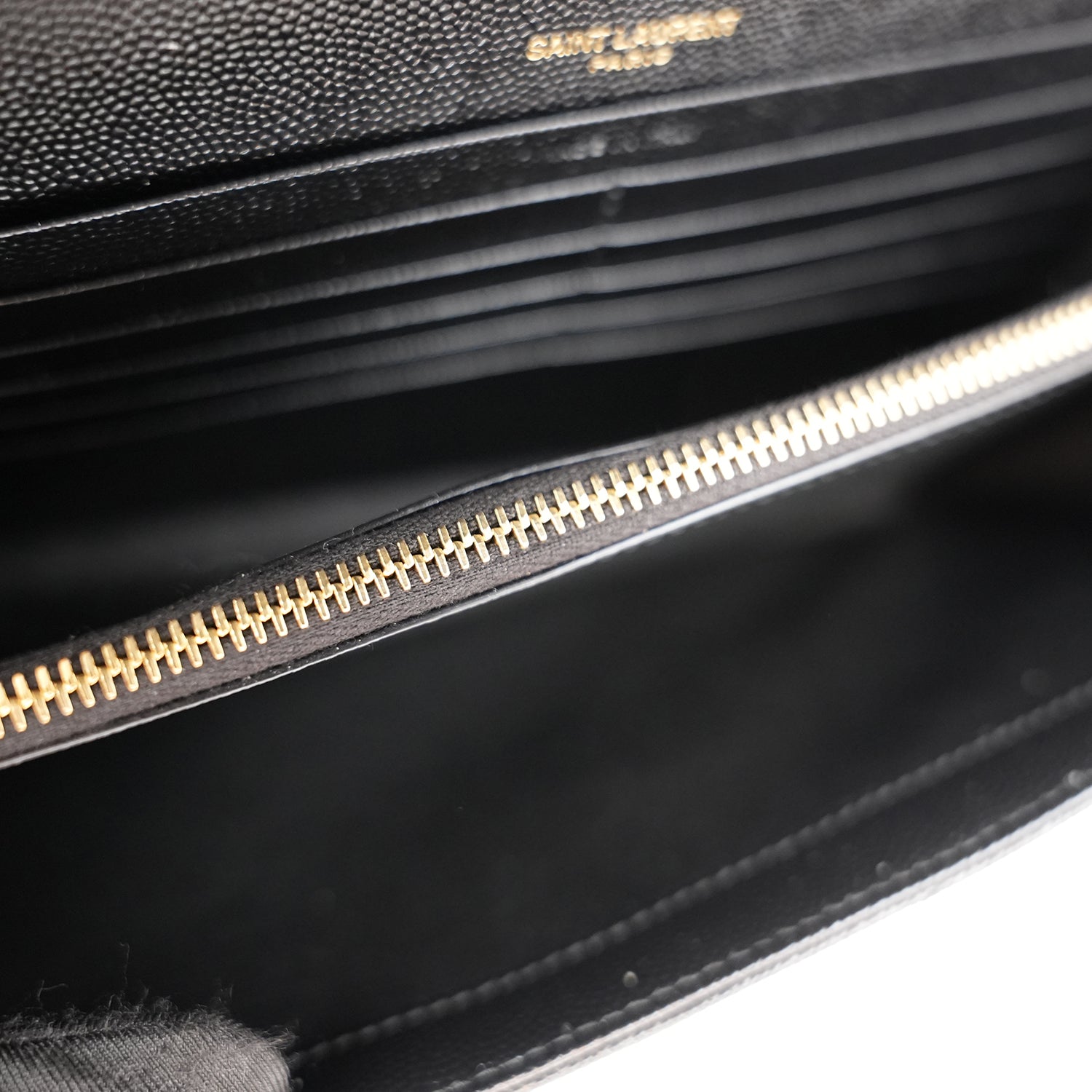 Pochette Saint Laurent Monogram Nera in Pelle Matelassé Chevron con Logo YSL Dorato