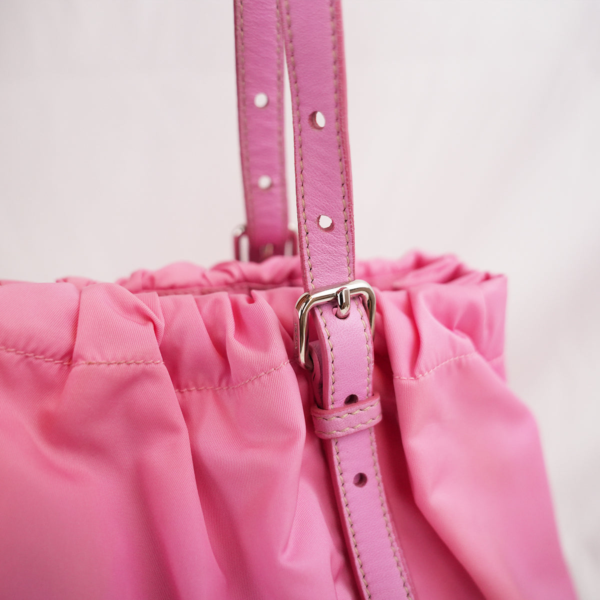 Prada Tessuto Borsa a Spalla Rosa in Nylon con Dettagli in Pelle