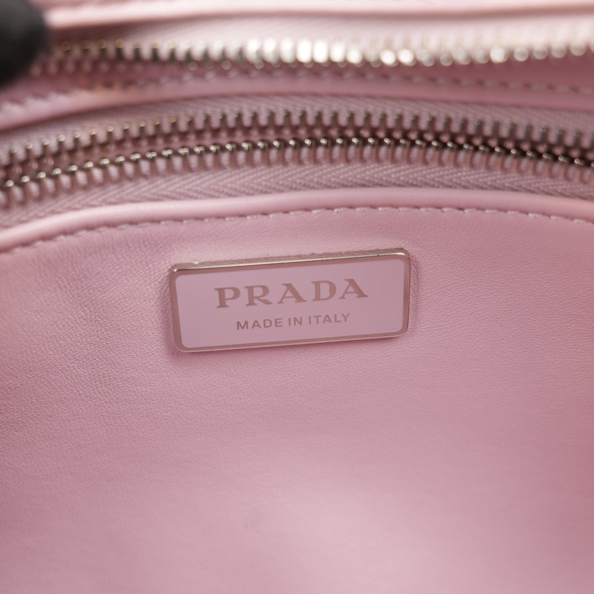 Prada Bauletto Piccolo in Pelle Rosa Cipria con Logo Triangolare e Dettagli Argentati – Dust Bag Inclusa