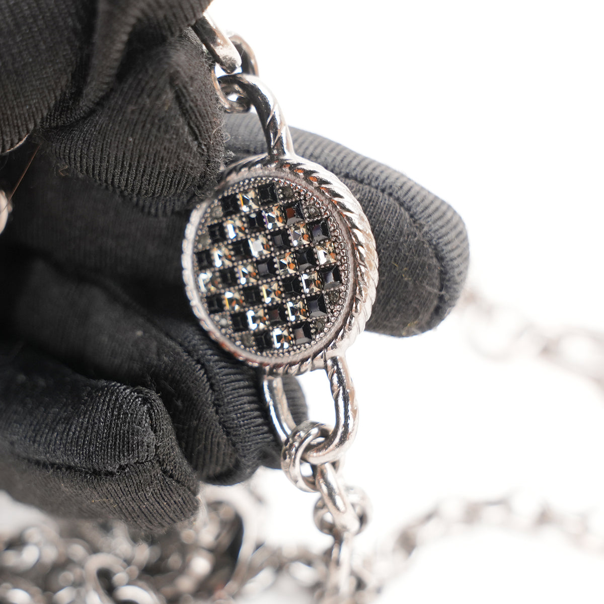 Chanel Collana Lunga Vintage del 2016 in Metallo Argentato con Medaglioni CC e Dettagli Decorativi