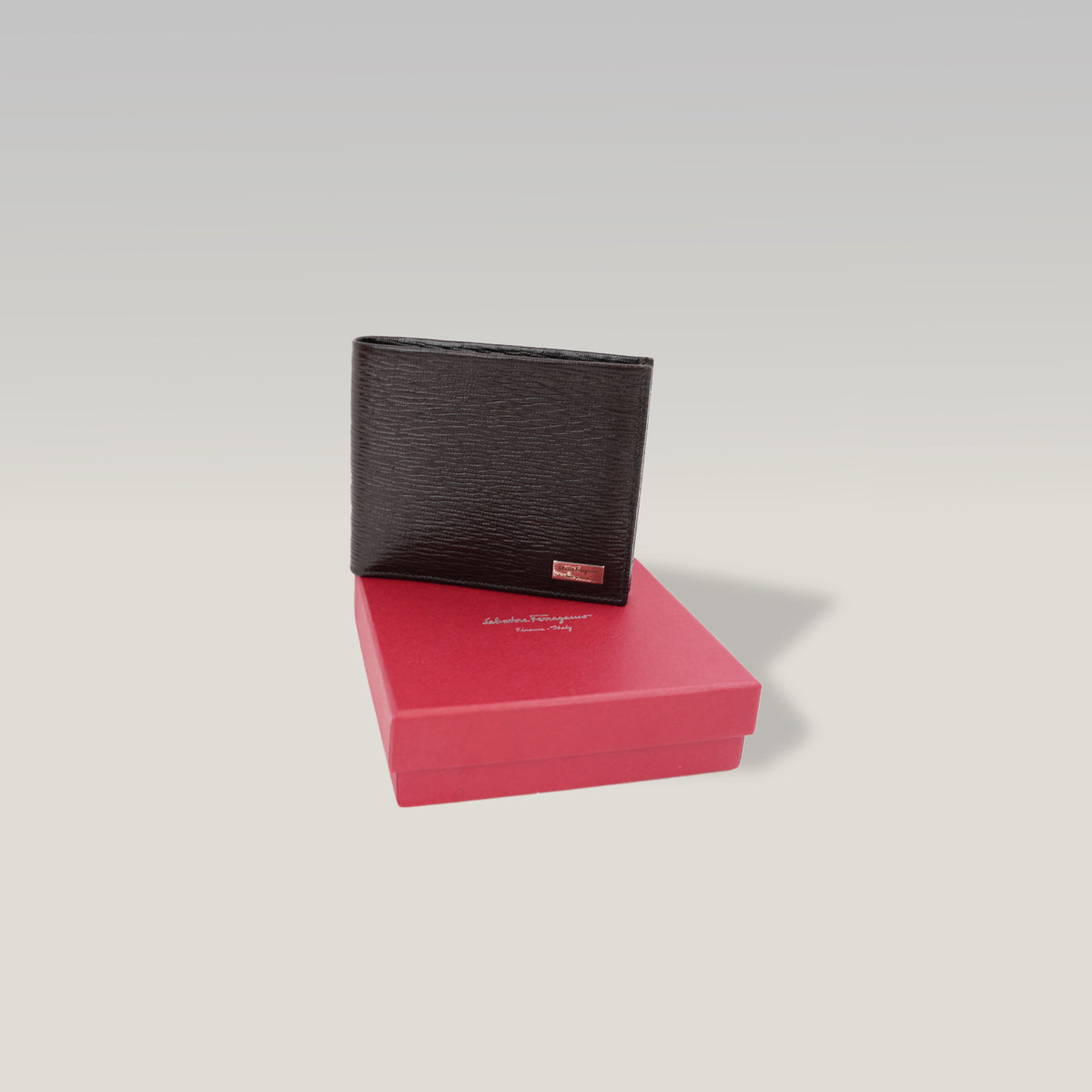 Salvatore Ferragamo Portafoglio Bifold da Uomo in Pelle di Vitello Nera con Logo Metallico e Scatola