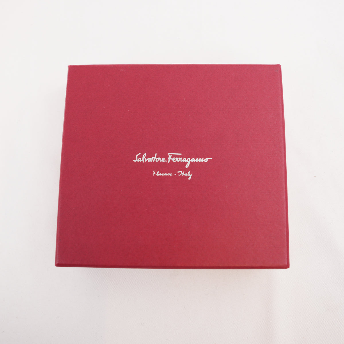 Salvatore Ferragamo Portafoglio Bifold da Uomo in Pelle di Vitello Nera con Logo Metallico e Scatola