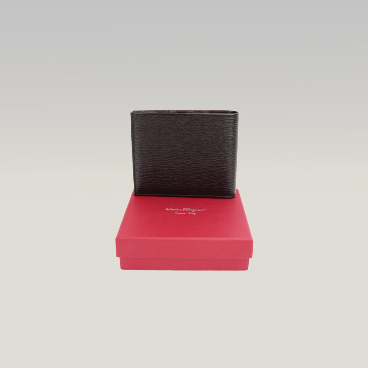 Salvatore Ferragamo Portafoglio Bifold da Uomo in Pelle di Vitello Nera con Logo Metallico e Scatola