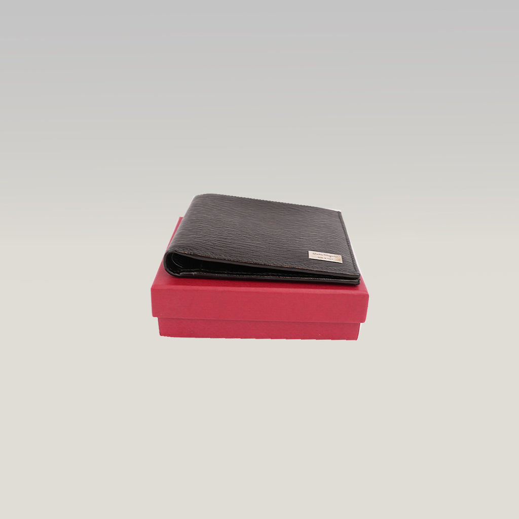 Salvatore Ferragamo Portafoglio Bifold da Uomo in Pelle di Vitello Nera con Logo Metallico e Scatola