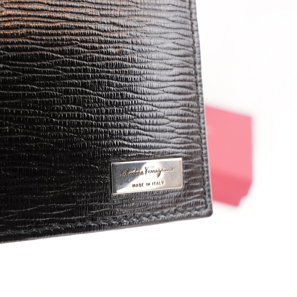 Salvatore Ferragamo Portafoglio Bifold da Uomo in Pelle di Vitello Nera con Logo Metallico e Scatola