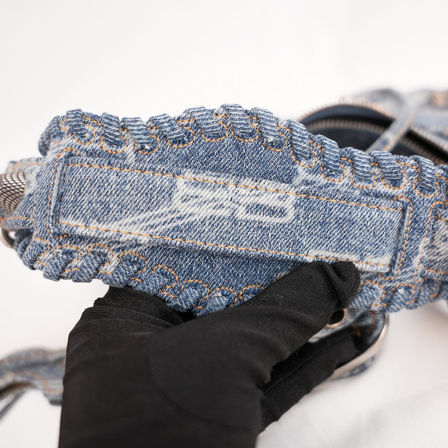 Balenciaga Le Cagole Borsa a Spalla Blu in Denim e Tela Monogram con Borchie