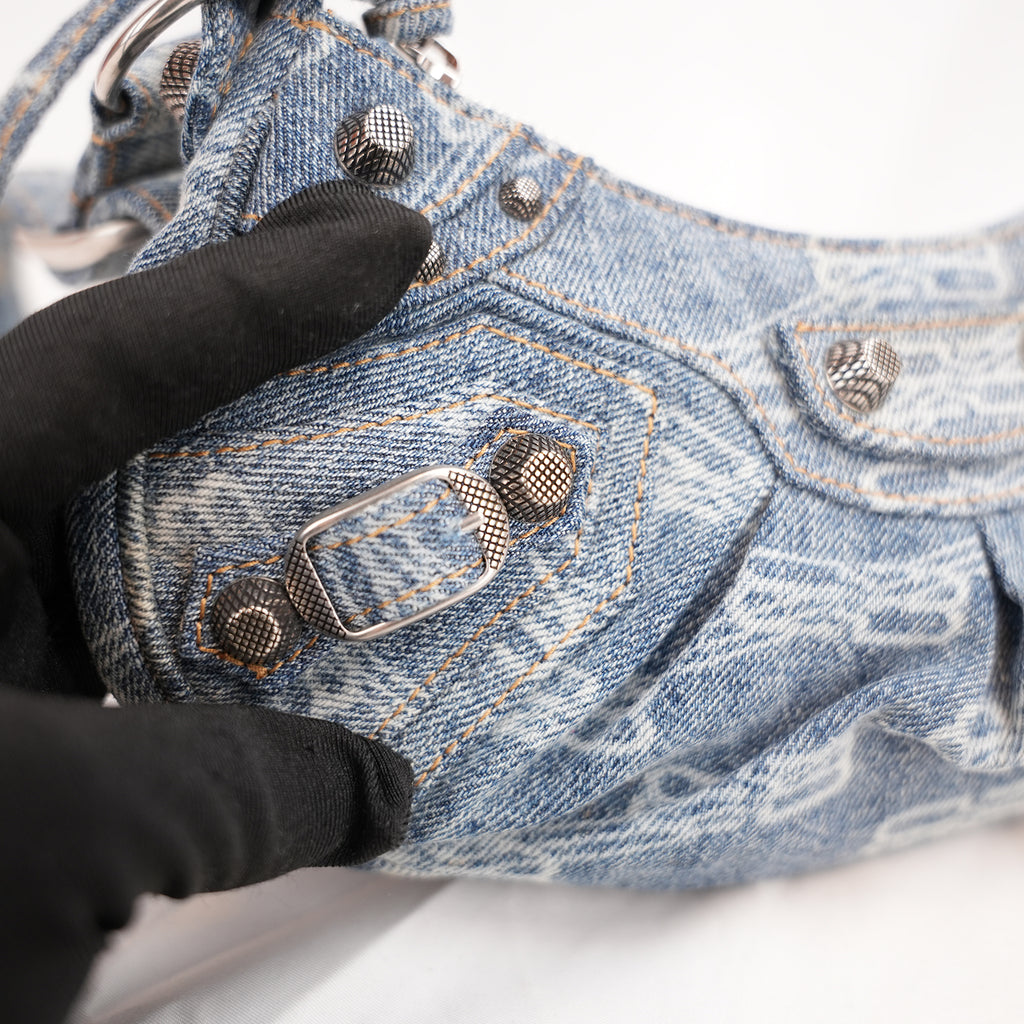 Balenciaga Le Cagole Borsa a Spalla Blu in Denim e Tela Monogram con Borchie