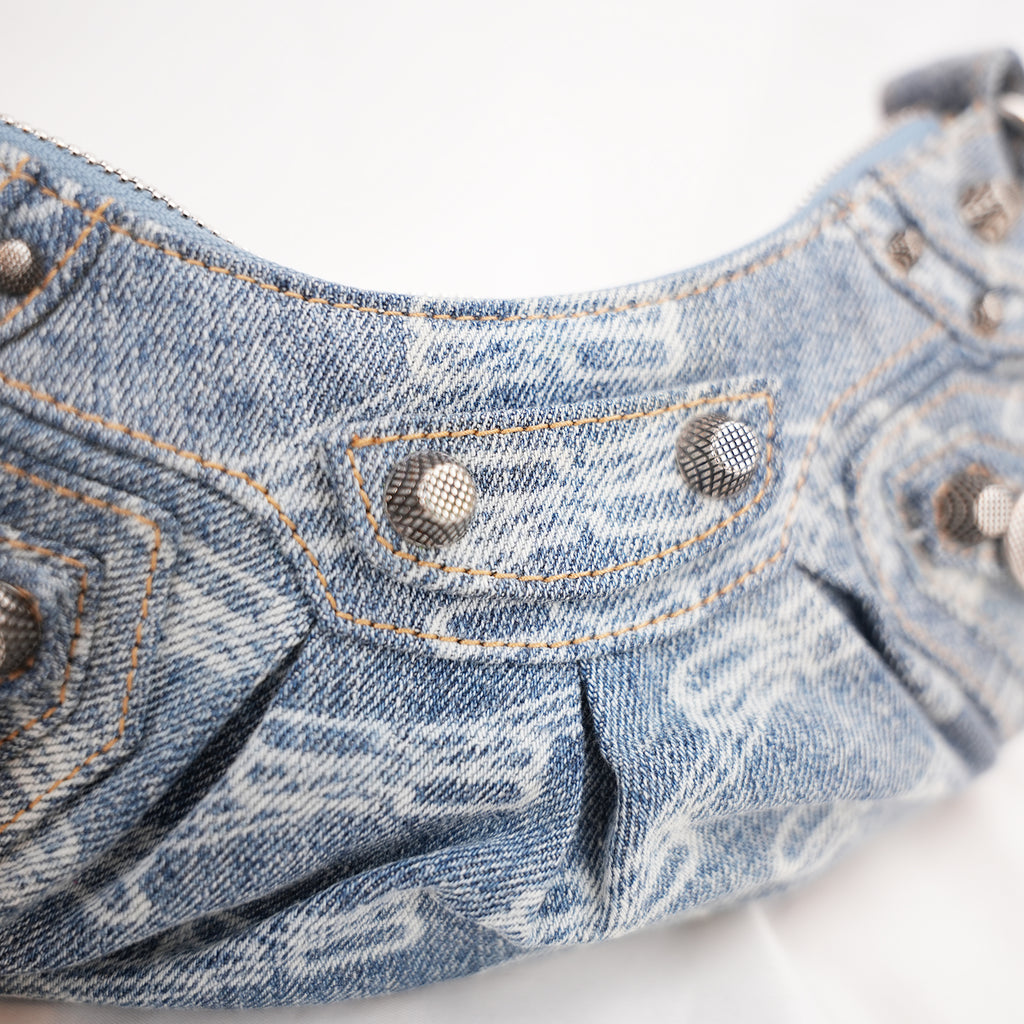 Balenciaga Le Cagole Borsa a Spalla Blu in Denim e Tela Monogram con Borchie