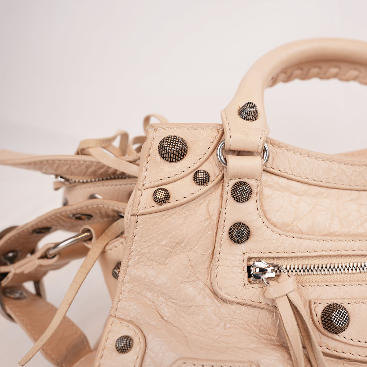 Balenciaga Neo Cagole Borsa Piccola in Pelle Arena Beige Nude con Borchie e Frange 26 cm