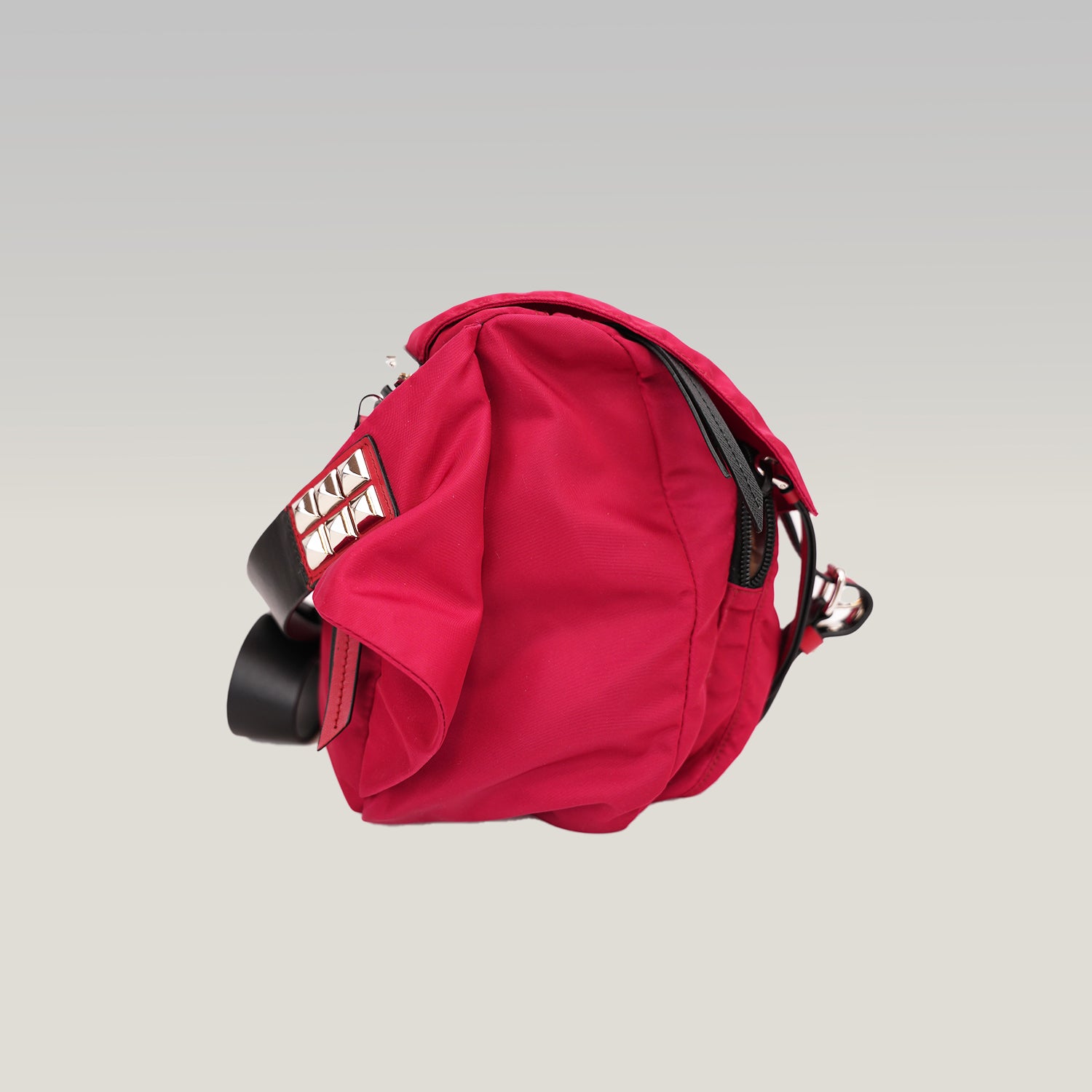 Prada Vintage Marsupio Rosso in Nylon con Borchie e Logo Triangolare