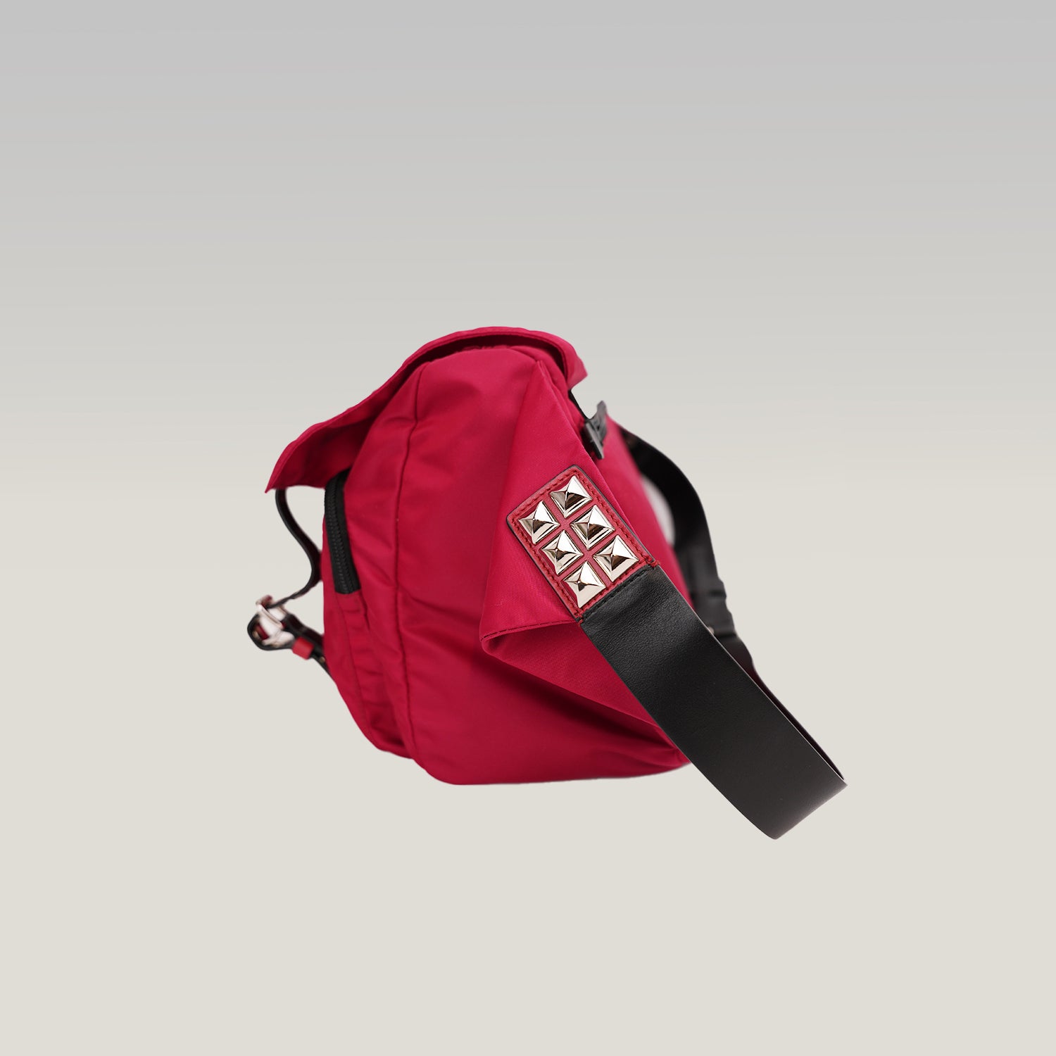 Prada Vintage Marsupio Rosso in Nylon con Borchie e Logo Triangolare
