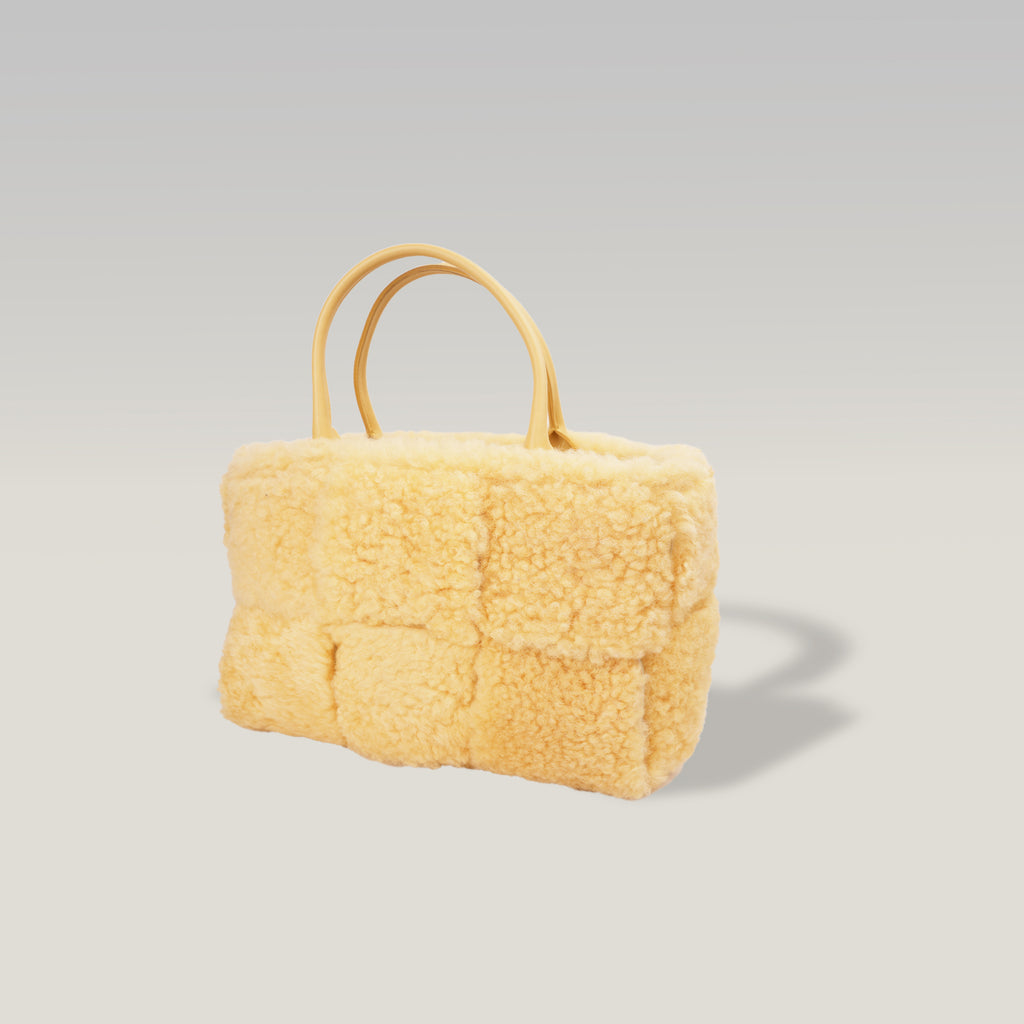 Bottega Veneta Arco Tote Media in Shearling Giallo Crema con Finiture in Pelle, Pochette e Dust Bag