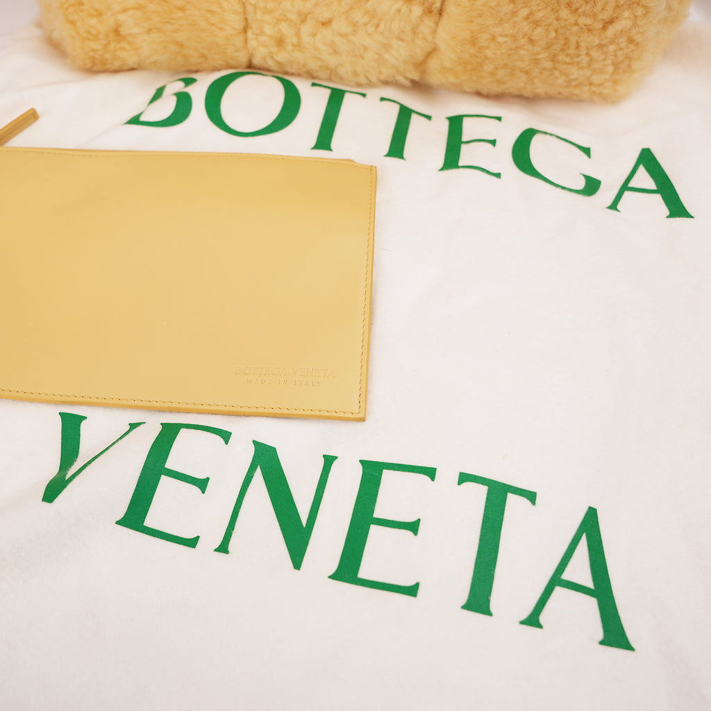 Bottega Veneta Arco Tote Media in Shearling Giallo Crema con Finiture in Pelle, Pochette e Dust Bag