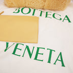 Bottega Veneta Arco Tote Media in Shearling Giallo Crema con Finiture in Pelle, Pochette e Dust Bag
