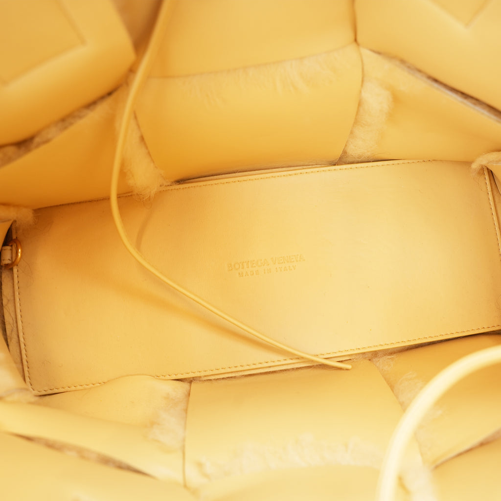 Bottega Veneta Arco Tote Media in Shearling Giallo Crema con Finiture in Pelle, Pochette e Dust Bag