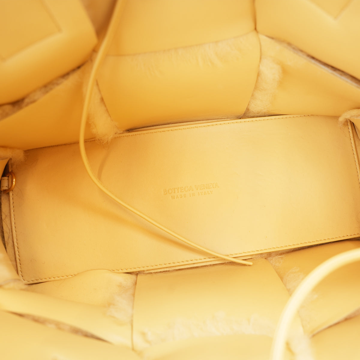 Bottega Veneta Arco Tote Media in Shearling Giallo Crema con Finiture in Pelle, Pochette e Dust Bag