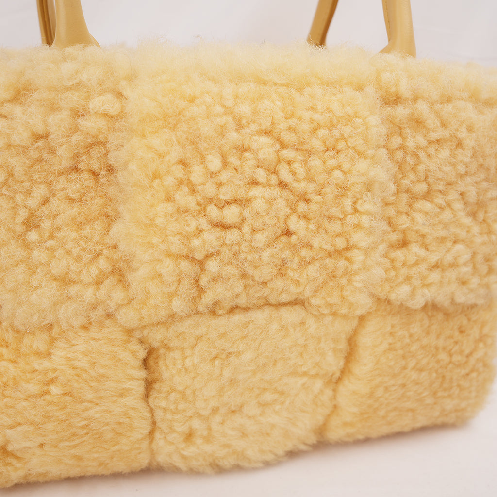 Bottega Veneta Arco Tote Media in Shearling Giallo Crema con Finiture in Pelle, Pochette e Dust Bag