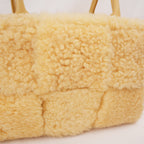 Bottega Veneta Arco Tote Media in Shearling Giallo Crema con Finiture in Pelle, Pochette e Dust Bag