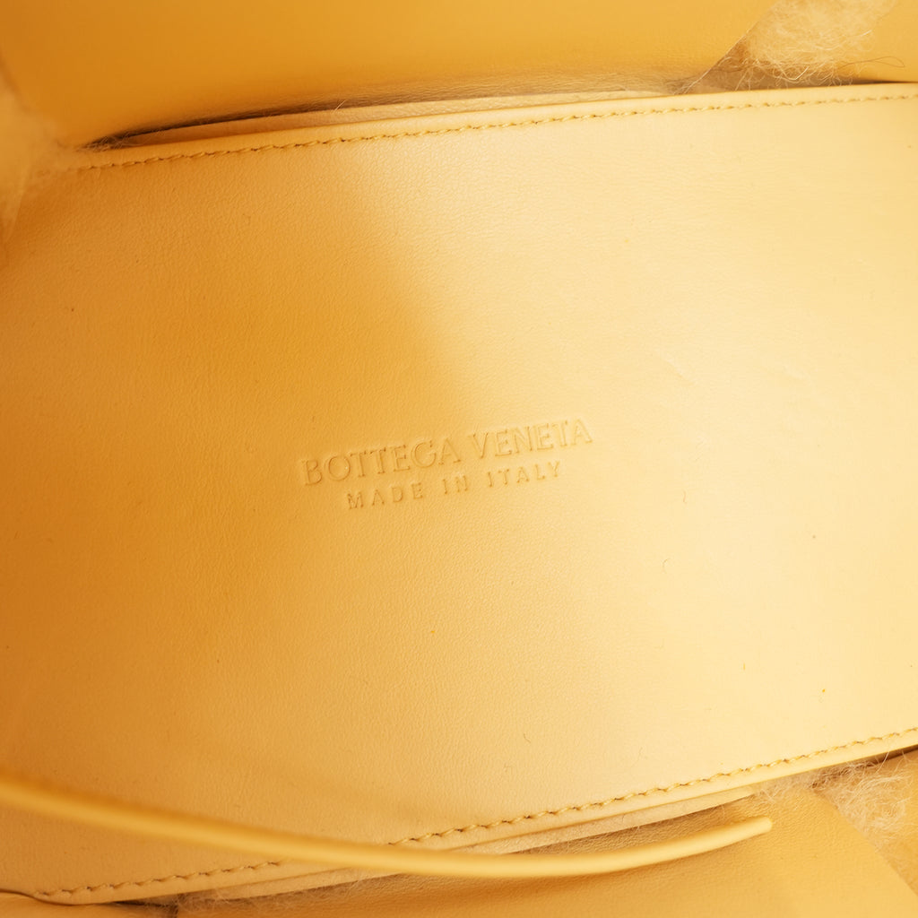 Bottega Veneta Arco Tote Media in Shearling Giallo Crema con Finiture in Pelle, Pochette e Dust Bag