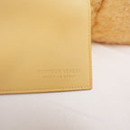 Bottega Veneta Arco Tote Media in Shearling Giallo Crema con Finiture in Pelle, Pochette e Dust Bag
