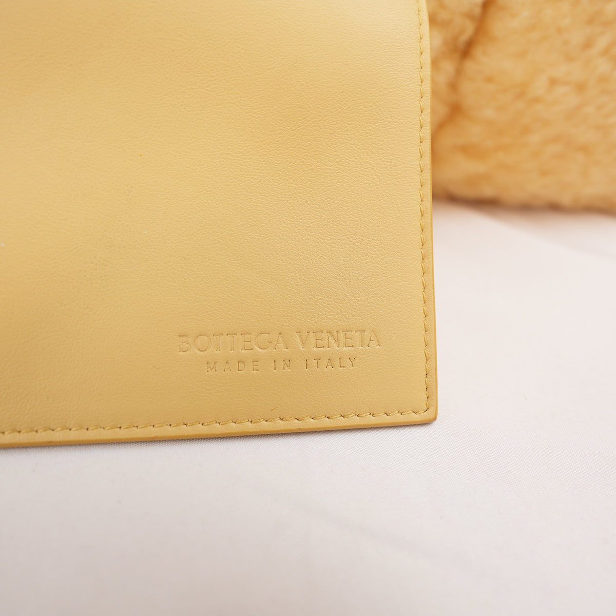 Bottega Veneta Arco Tote Media in Shearling Giallo Crema con Finiture in Pelle, Pochette e Dust Bag