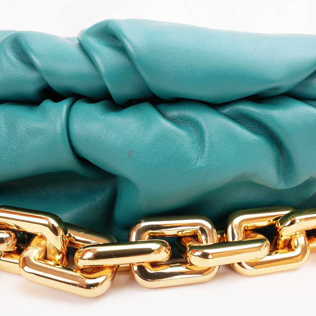 Bottega Veneta The Chain Pouch Borsa a Spalla in Pelle Turchese con Catena Oversize Dorata