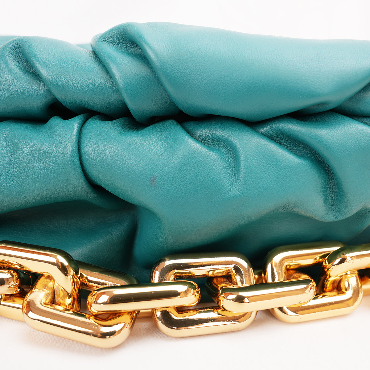 Bottega Veneta The Chain Pouch Borsa a Spalla in Pelle Turchese con Catena Oversize Dorata