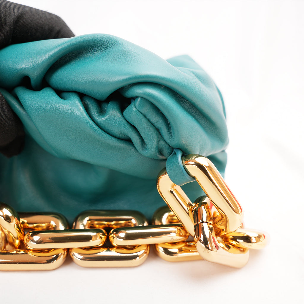 Bottega Veneta The Chain Pouch Borsa a Spalla in Pelle Turchese con Catena Oversize Dorata