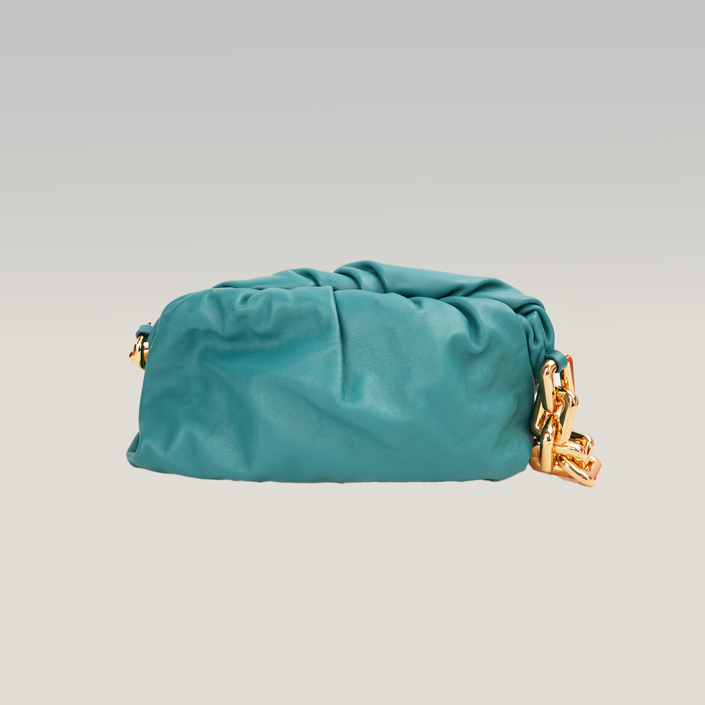Bottega Veneta The Chain Pouch Borsa a Spalla in Pelle Turchese con Catena Oversize Dorata