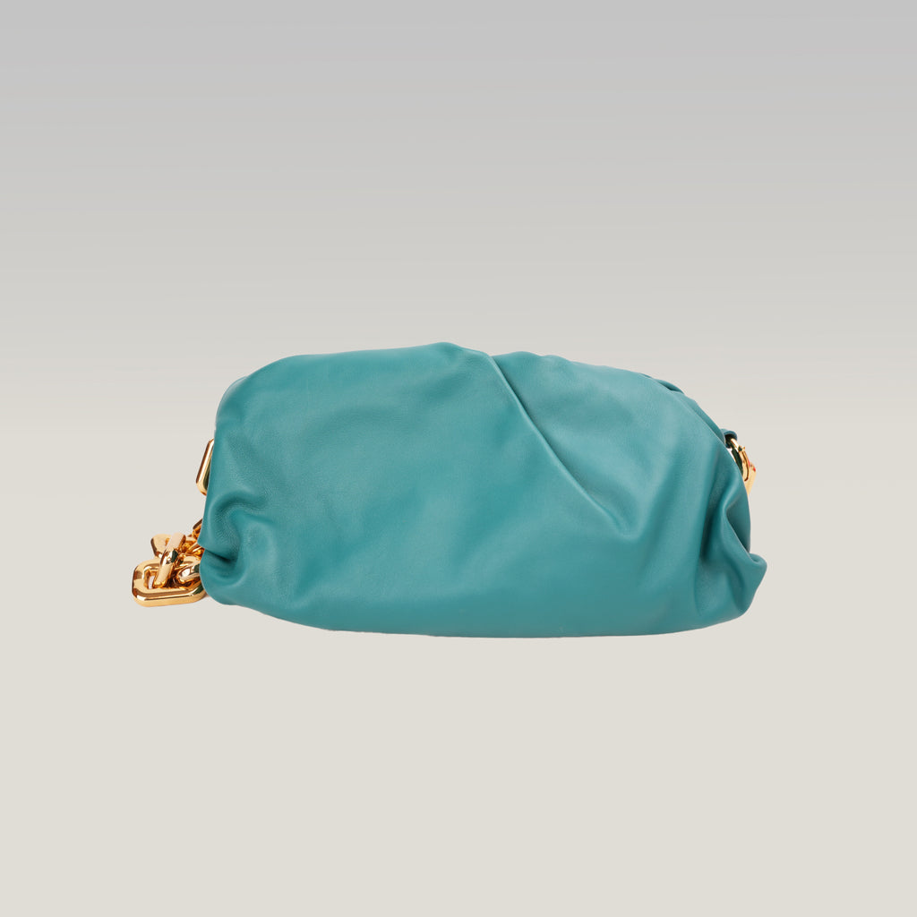 Bottega Veneta The Chain Pouch Borsa a Spalla in Pelle Turchese con Catena Oversize Dorata
