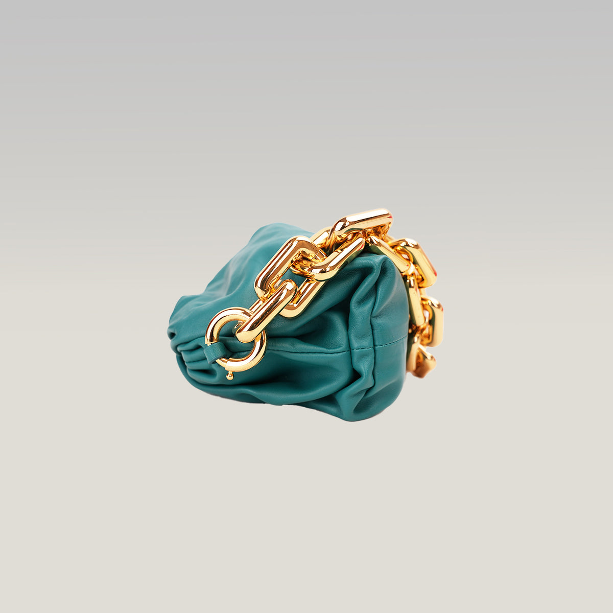 Bottega Veneta The Chain Pouch Borsa a Spalla in Pelle Turchese con Catena Oversize Dorata