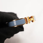 Hermès Clic H PM Bracciale Rigido in Metallo Dorato con Smalto Blu