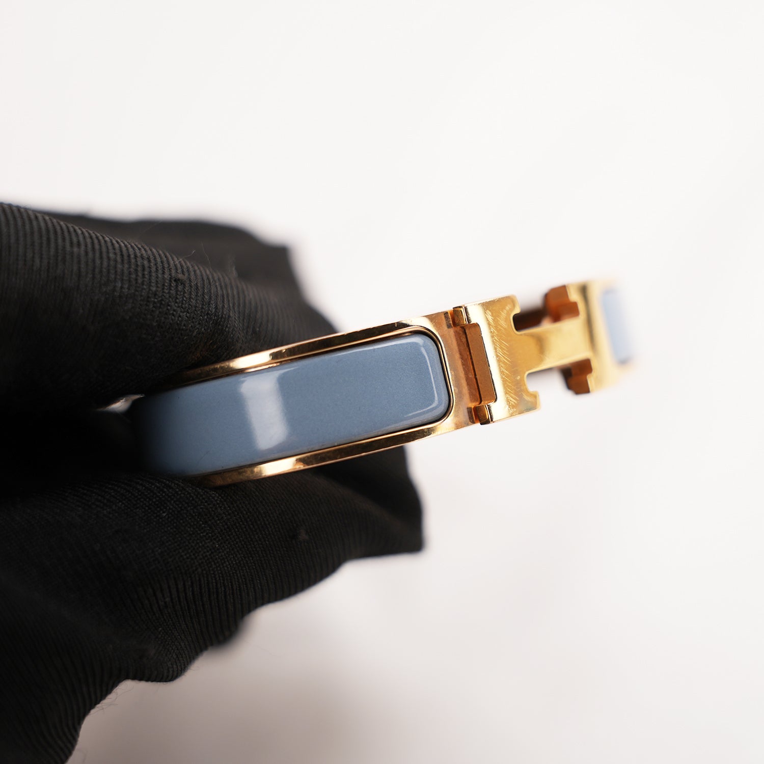 Hermès Clic H PM Bracciale Rigido in Metallo Dorato con Smalto Blu