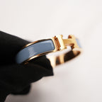 Hermès Clic H PM Bracciale Rigido in Metallo Dorato con Smalto Blu