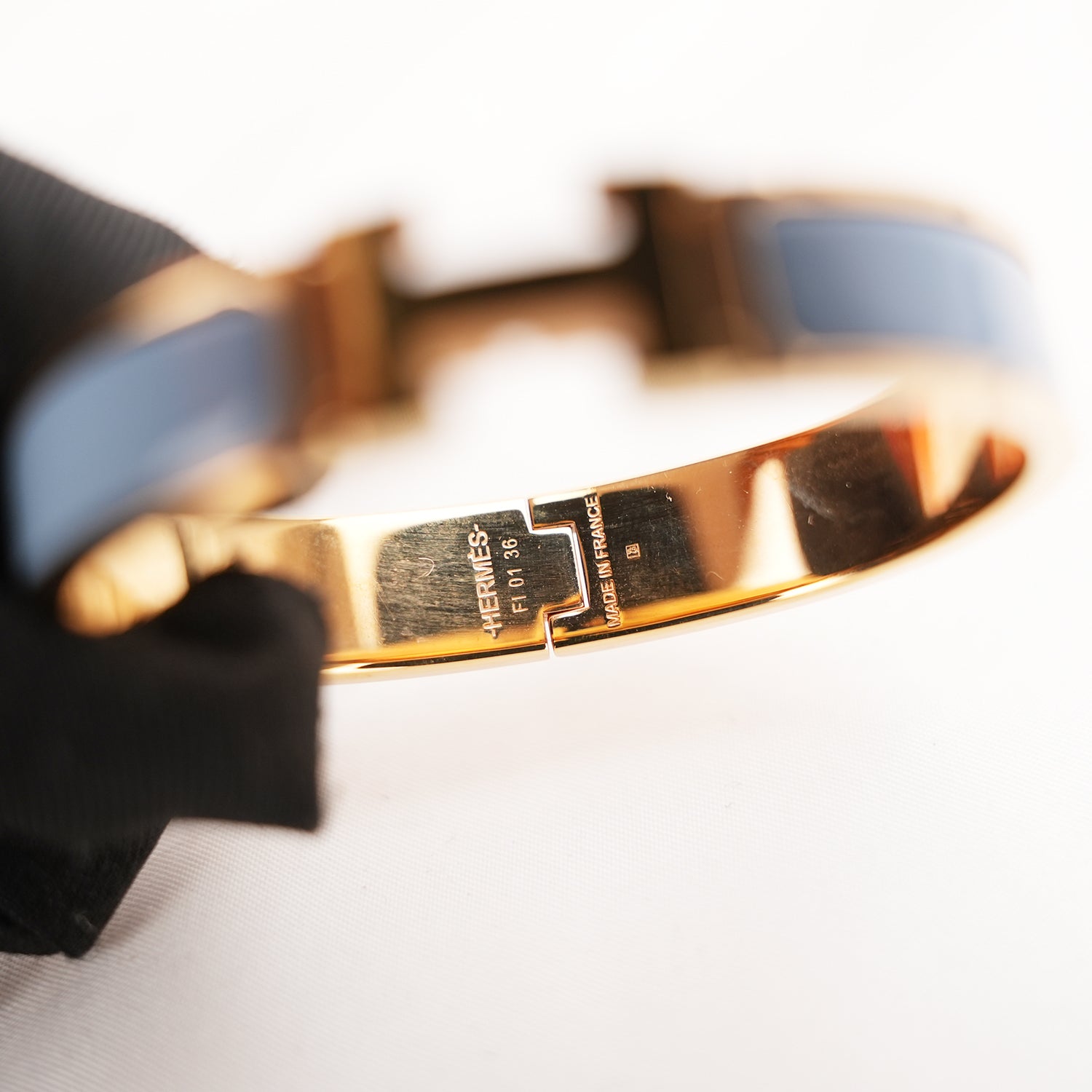 Hermès Clic H PM Bracciale Rigido in Metallo Dorato con Smalto Blu