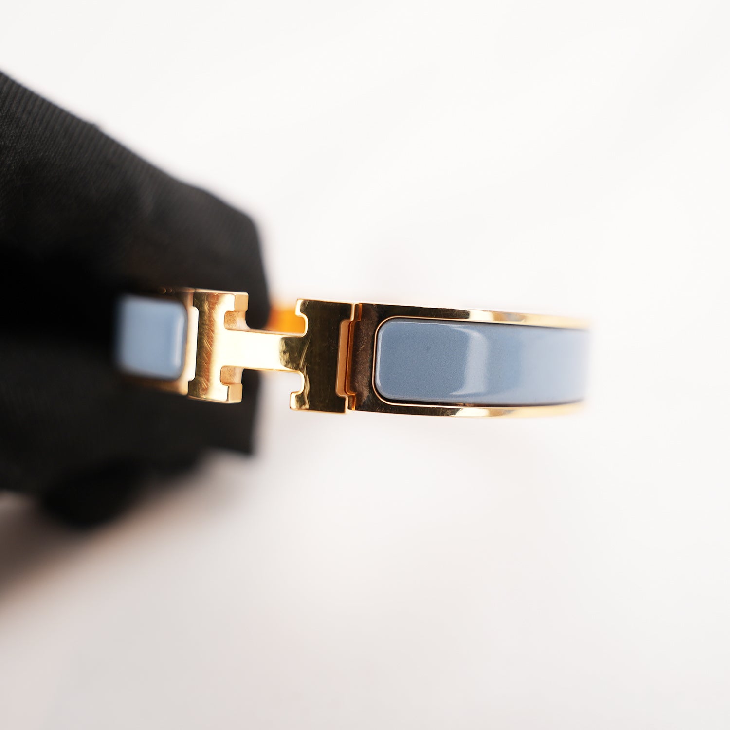 Hermès Clic H PM Bracciale Rigido in Metallo Dorato con Smalto Blu