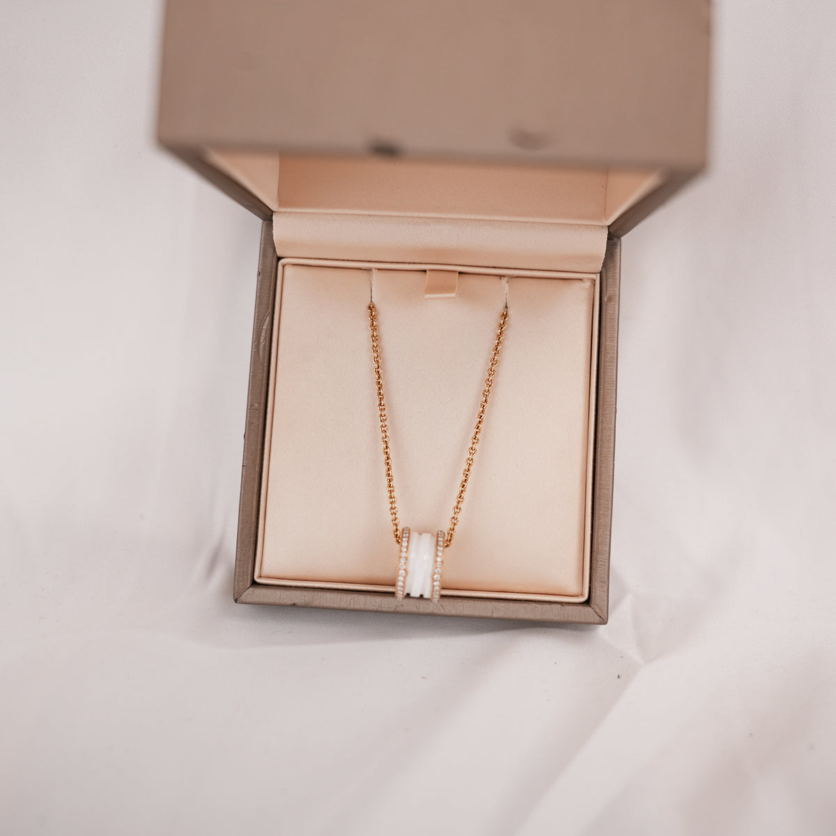 BVLGARI B.zero1 Collana in Oro Rosa, Ceramica Bianca e Diamanti