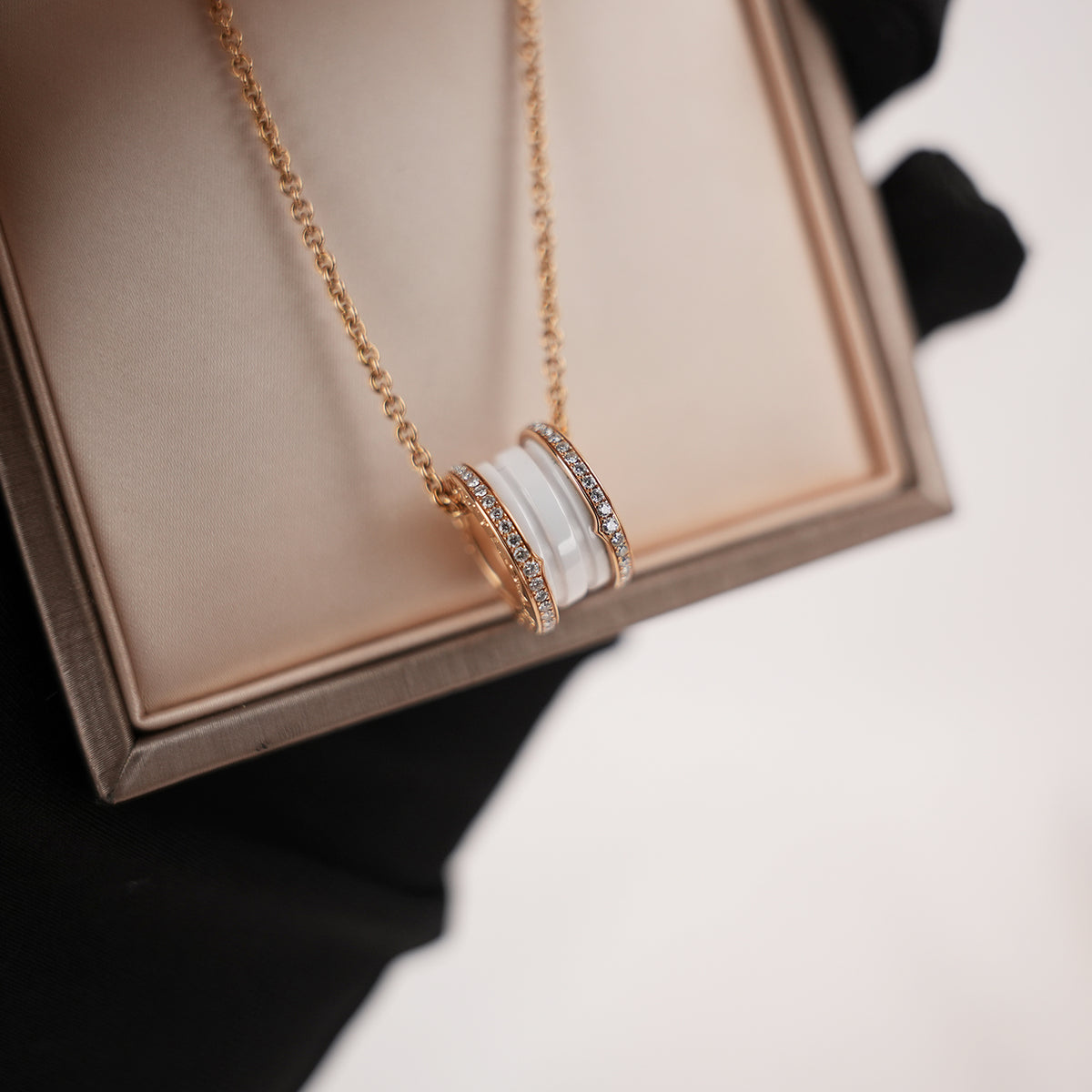 BVLGARI B.zero1 Collana in Oro Rosa, Ceramica Bianca e Diamanti