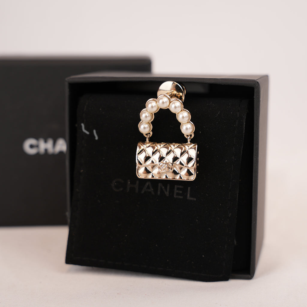 Chanel Spilla a Forma di Borsa Matelassé Dorata con Perle e Logo CC