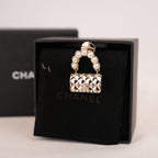 Chanel Spilla a Forma di Borsa Matelassé Dorata con Perle e Logo CC