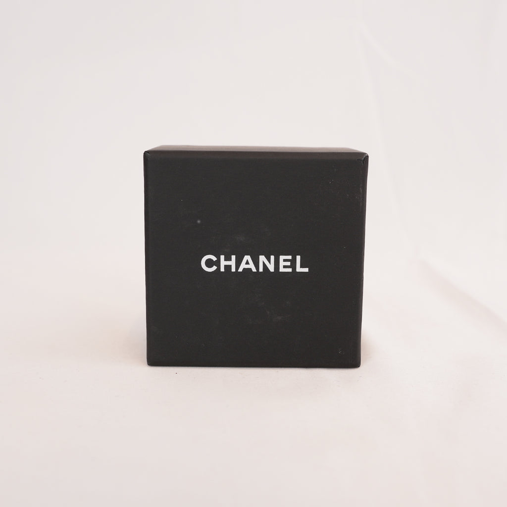 Chanel Spilla a Forma di Borsa Matelassé Dorata con Perle e Logo CC