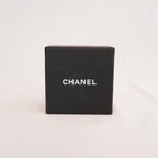 Chanel Spilla a Forma di Borsa Matelassé Dorata con Perle e Logo CC