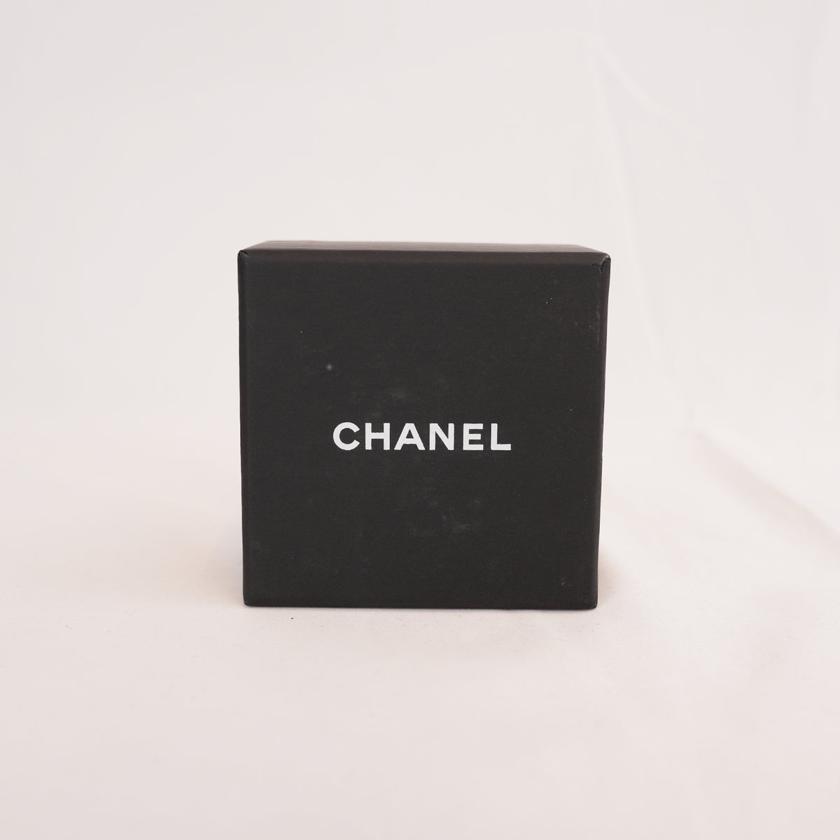 Chanel Spilla a Forma di Borsa Matelassé Dorata con Perle e Logo CC