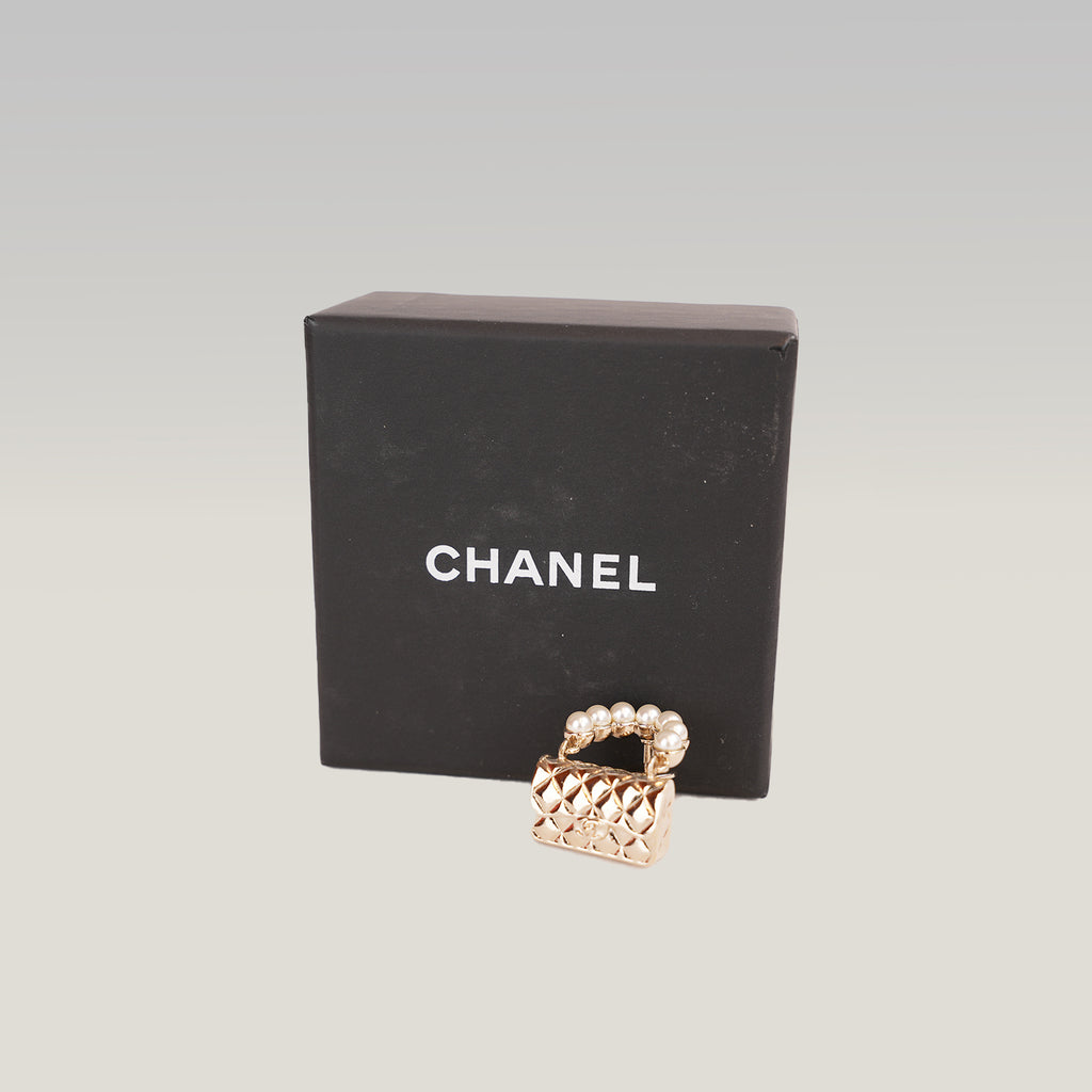 Chanel Spilla a Forma di Borsa Matelassé Dorata con Perle e Logo CC