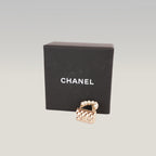 Chanel Spilla a Forma di Borsa Matelassé Dorata con Perle e Logo CC