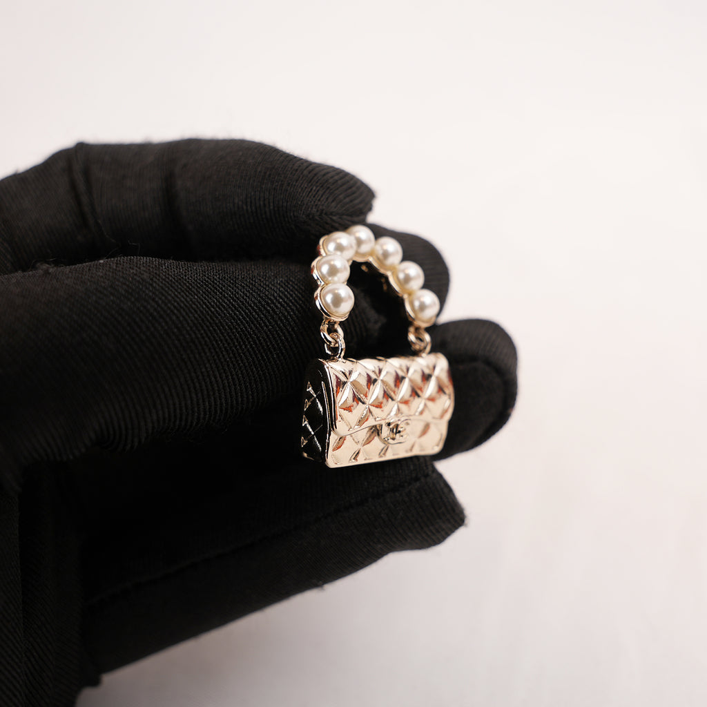 Chanel Spilla a Forma di Borsa Matelassé Dorata con Perle e Logo CC