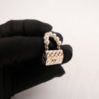 Chanel Spilla a Forma di Borsa Matelassé Dorata con Perle e Logo CC