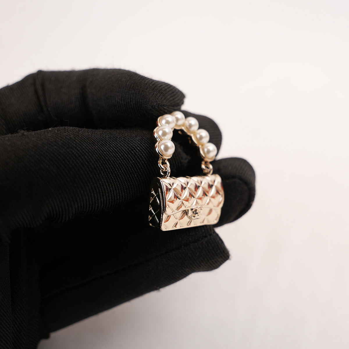 Chanel Spilla a Forma di Borsa Matelassé Dorata con Perle e Logo CC